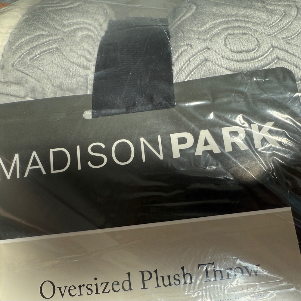 🆕 ✨ Madison Park Oversized Plush Throw Blanket – Grey 60” X 70” 🩶🤍🩶 NWT - Picture 10 of 16